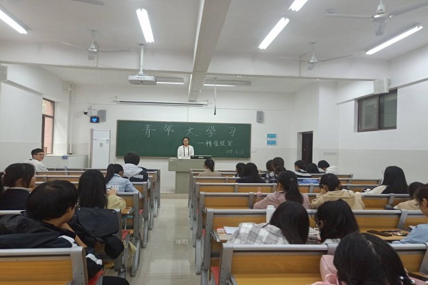 2018级国际旅游班开展有关“青年大学习”活动