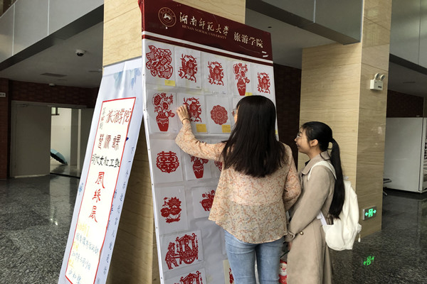 参观的同学们