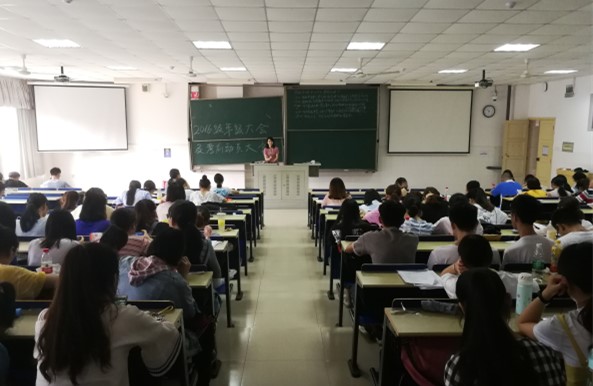 同学们认真听讲