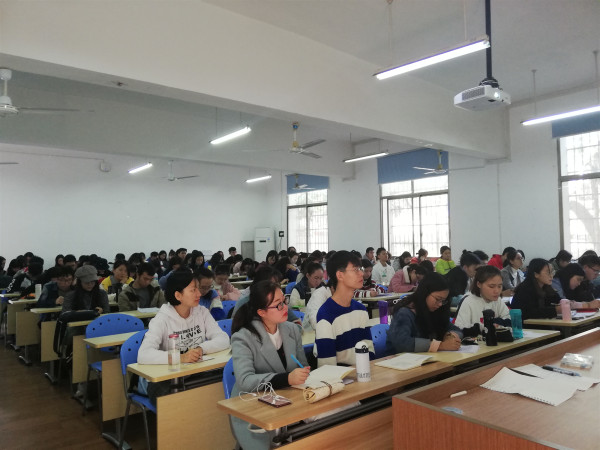 参与人员聆听